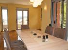Dos dormitorios, apartamento de 99 m2 con vistas al mar en Budva