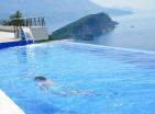 Byt s krásným výhledem v Budvě v komplexu Altezza s bazénem