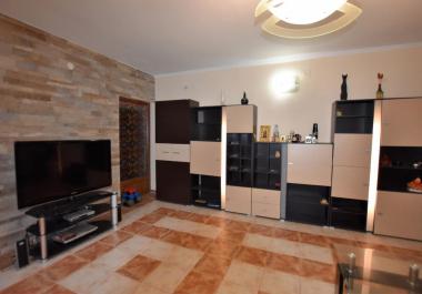 Apartamento de dos niveles con tres dormitorios en Sveti Stefan