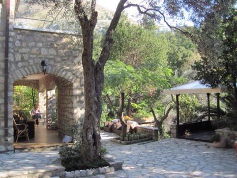 Belle entièrement rénové villa en pierre située dans le charmant village de Rezevichi