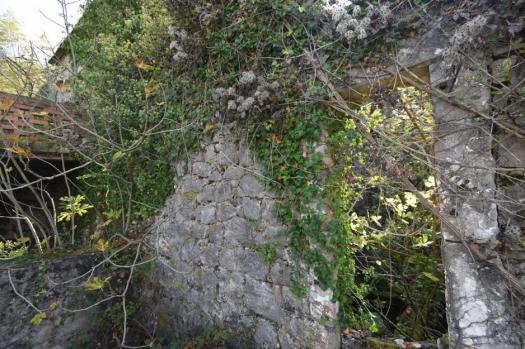 Terrain avec six ruines pour la vente en Glavati