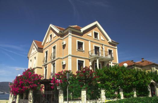 Mini hotel pre 12 bytov na prvom line v Tivat