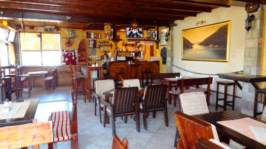 Мали хотел са рестораном у граду Тивту, близу мора.