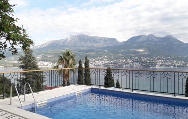 Veličasten Villa 300 m2 z bazenom in osupljiv panoramski pogled v Zhvinje