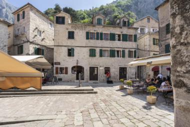 Prostor za trgovino v Kotor, Staro Mestno gneča na ulici