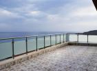 Për shitje dy niveli penthouse me 3 dhoma gjumi dhe panoramike pamje në det në Bechichi