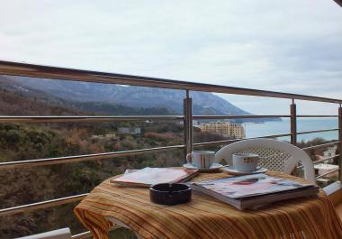 Mieszkanie jest w miejscowości Bečići, w cichym i przytulnym miejscu z widokiem na morze