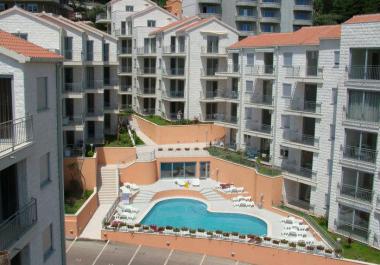 Апартаменти в жилищен комплекс Bay Петровац с парцел и изглед към морето