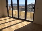 Слънчев апартамент в Будва, на площ от 75 м2 с изглед към морето, в непосредствена близост до плажа