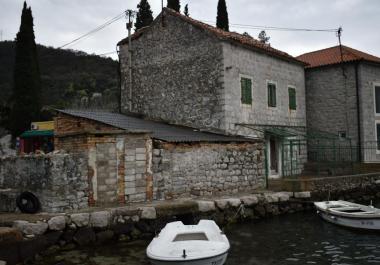 Maison de Lepetane, Tivat, 1 ligne de la mer pour la restauration