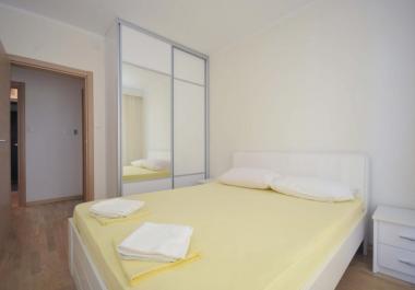 Stan 94 m2 v Bechichi z 2 spalnice, 2 kopalnice 350 m daleč od morja