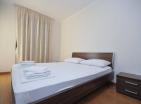 Апартмани apartman 69м2 са U Budvi, майню са 2 спаваће собе и велику терасу и базен