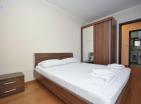 Апартмани apartman 69м2 са U Budvi, майню са 2 спаваће собе и велику терасу и базен