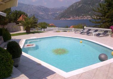 Villa de luxe équipée avec vue sur la mer, piscine et grand terrain