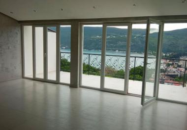 Veliko sončno stanovanje 133 m2 v Herceg Novem s pogledom na morje