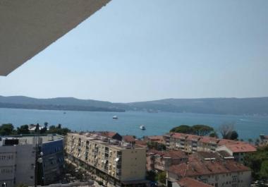 appartement de 49 m dans le centre de Tivat au 9ème étage avec vue sur la mer