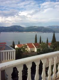Trokatnica na mirnoj lokaciji Krašići, 120 metara od mora s panoramskim pogledom